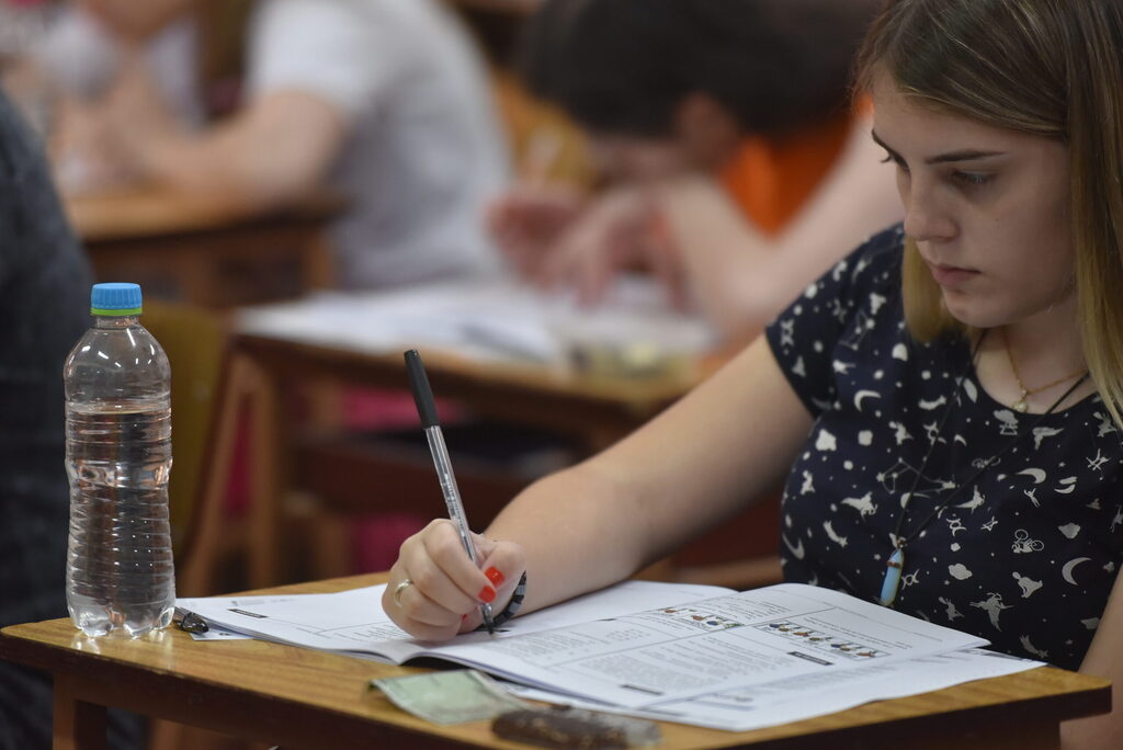 Estado abre concurso público para professor com 1,5 mil vagas; 53 são para a região