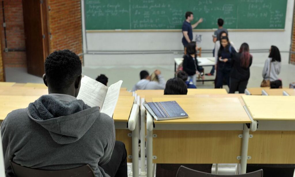 Marcello Casal Jr/Agência Brasil - UnB foi a primeira universidade federal a adotar sistema de cotas raciais


UnB reserva vagas para negros desde o vestibular de 2004


Percentual de negros com diploma cresceu quase quatro vezes desde 2000, segundo IBGE