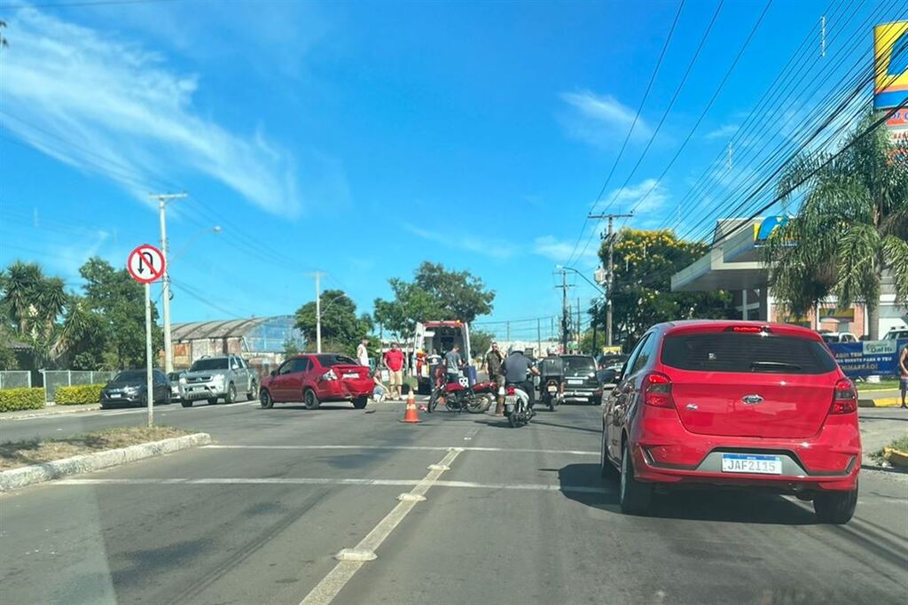 Acidente entre carro e moto deixa motociclista ferida em avenida de Santa Maria