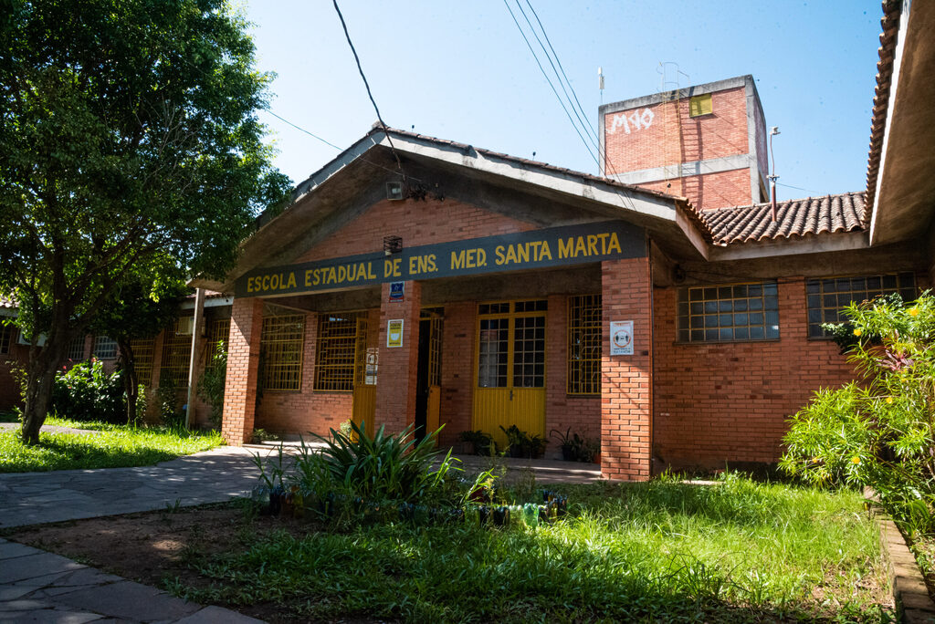 Goteiras na biblioteca e problemas estruturais são a realidade de Escola na Nova Santa Marta