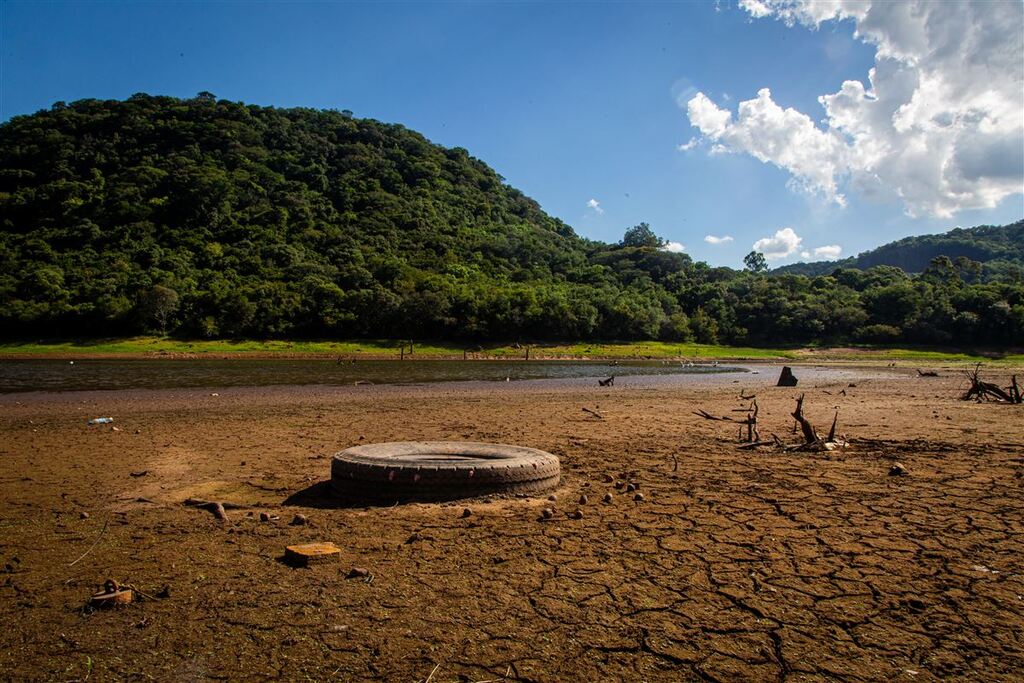 Nível da barragem do DNOS baixa 5,15 metros e marcas da estiagem assustam em Santa Maria