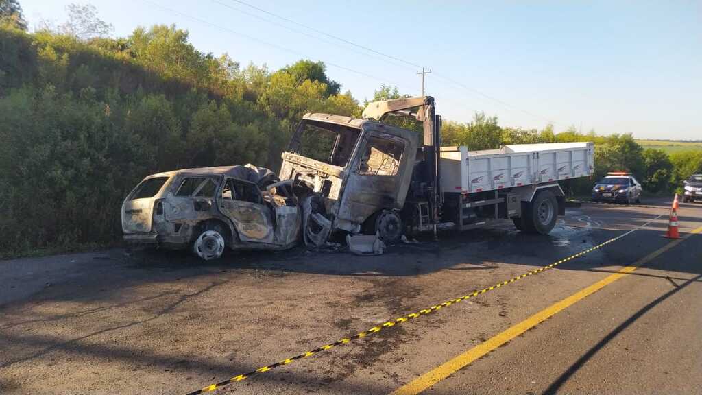 Veículos pegam fogo após colisão frontal na BR-158; acidente grave deixa uma vítima fatal