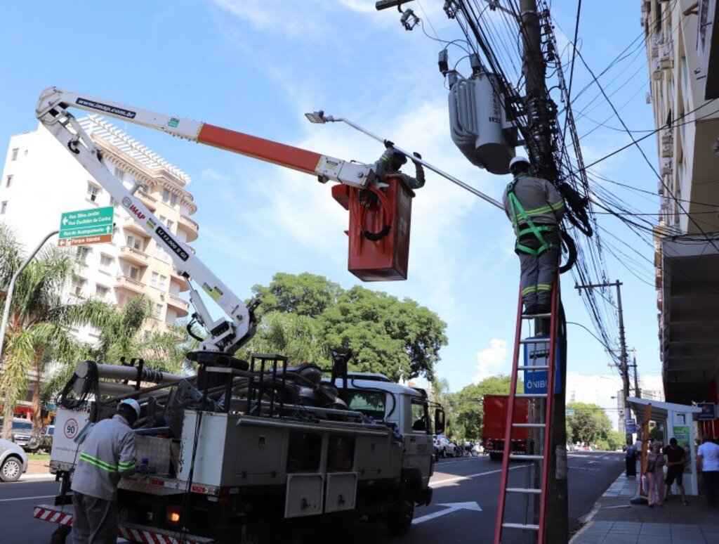 Luminárias na área do Distrito Criativo Centro-Gare começam a ser substituídas por lâmpadas de Led