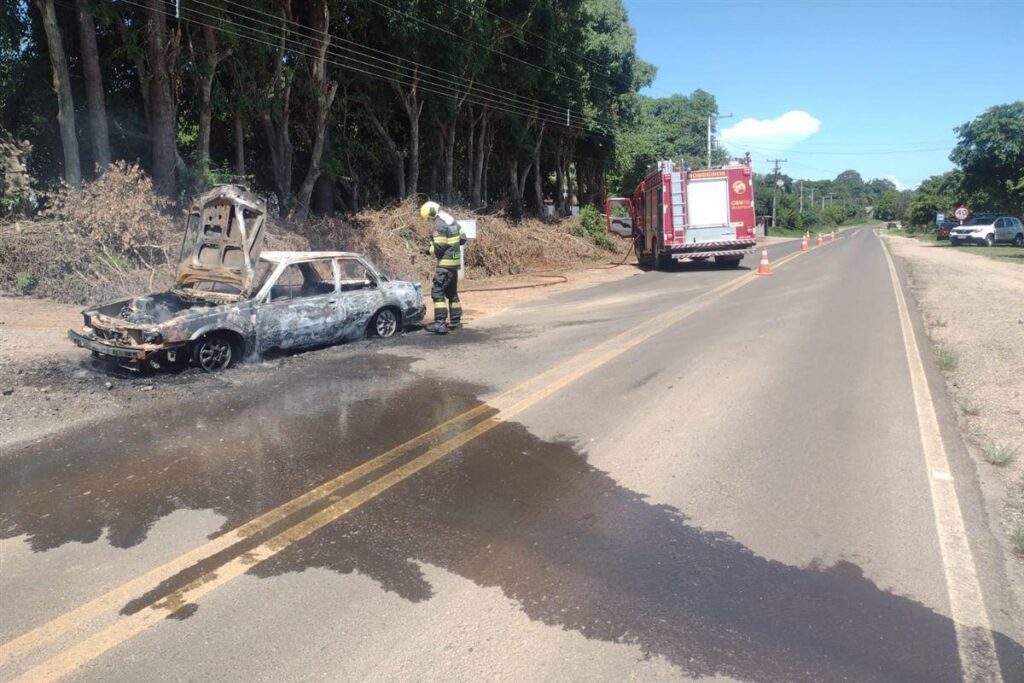 Veículo é destruído pelo fogo em Formigueiro