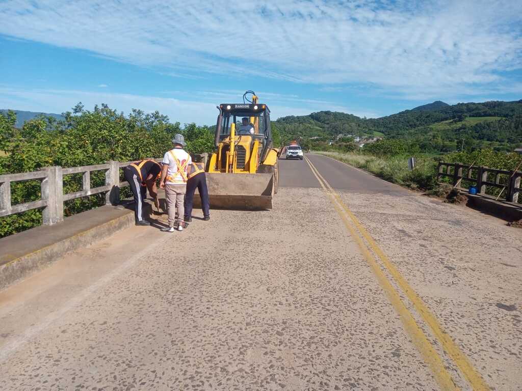 Moradores de Dona Francisca fazem mutirão de limpeza na ponte do Jacuí 