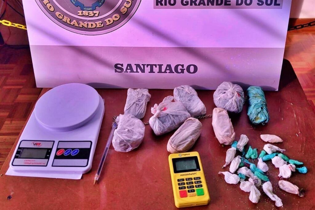 Jovem é presa em flagrante com drogas escondidas no assoalho de casa em Santiago