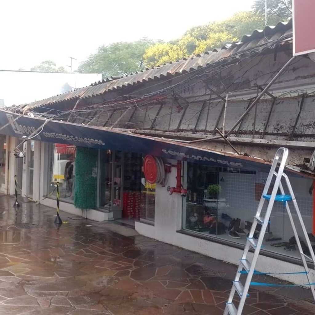 Chuva causa queda de fachada de loja no Bairro Tancredo Neves em Santa Maria