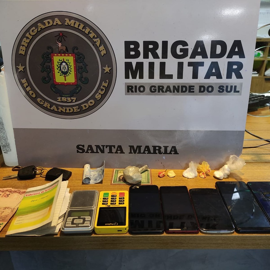 Casal do tráfico: BM prende duas pessoas com porções de cocaína após fuga em carro