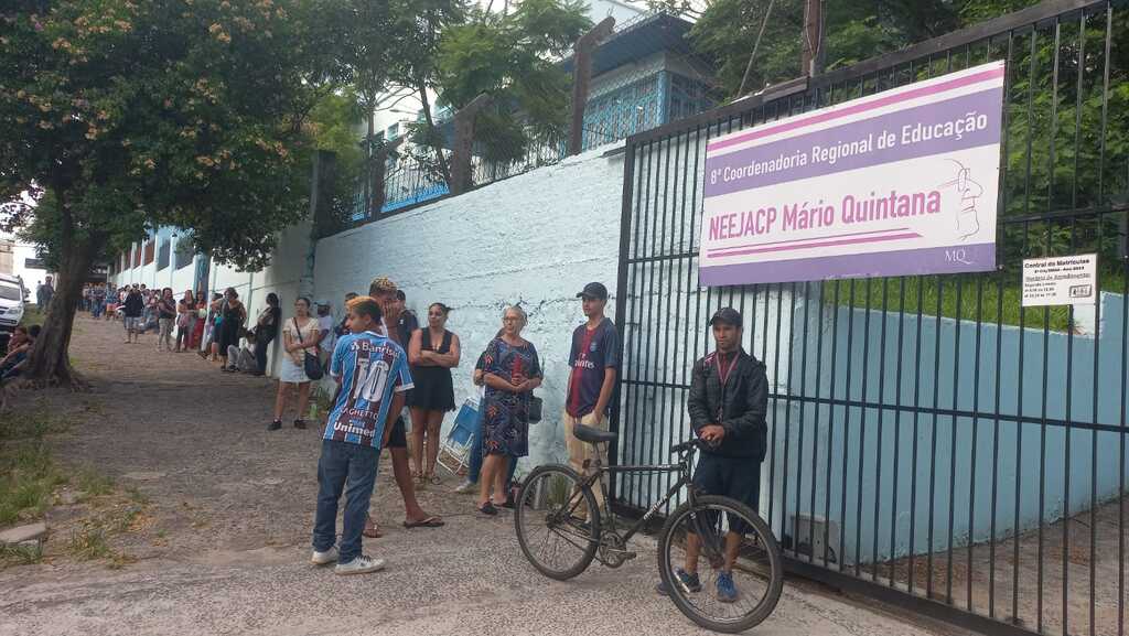 Central de matrícula da rede pública registra fila desde a madrugada em Santa Maria