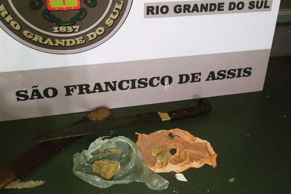 Casal é encontrado com crack e preso por tráfico de drogas em São Francisco de Assis