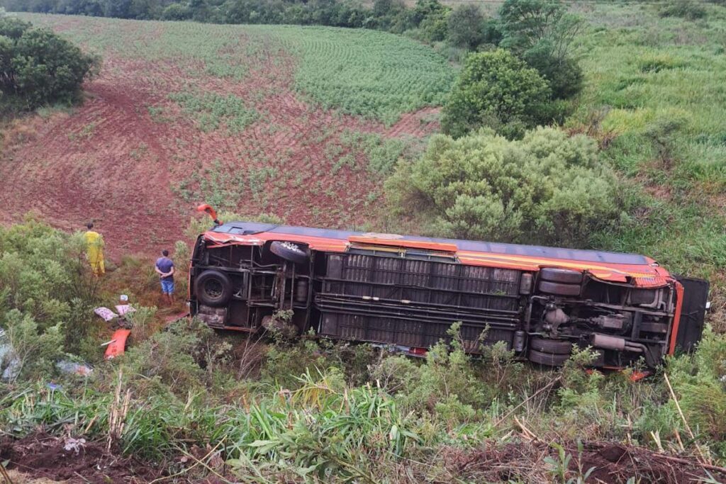 Morre passageira de ônibus que saiu de Santa Maria e capotou em Cruz Alta