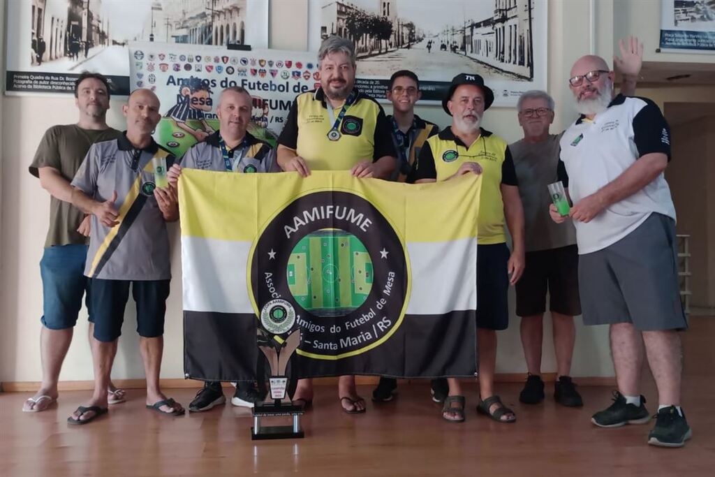 Torneio de futebol de mesa reuniu oito jogadores no Clube 21 de Abril