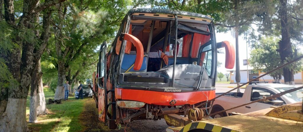 Três vítimas do acidente com ônibus de excursão que tombou em Cruz Alta seguem internadas no hospital