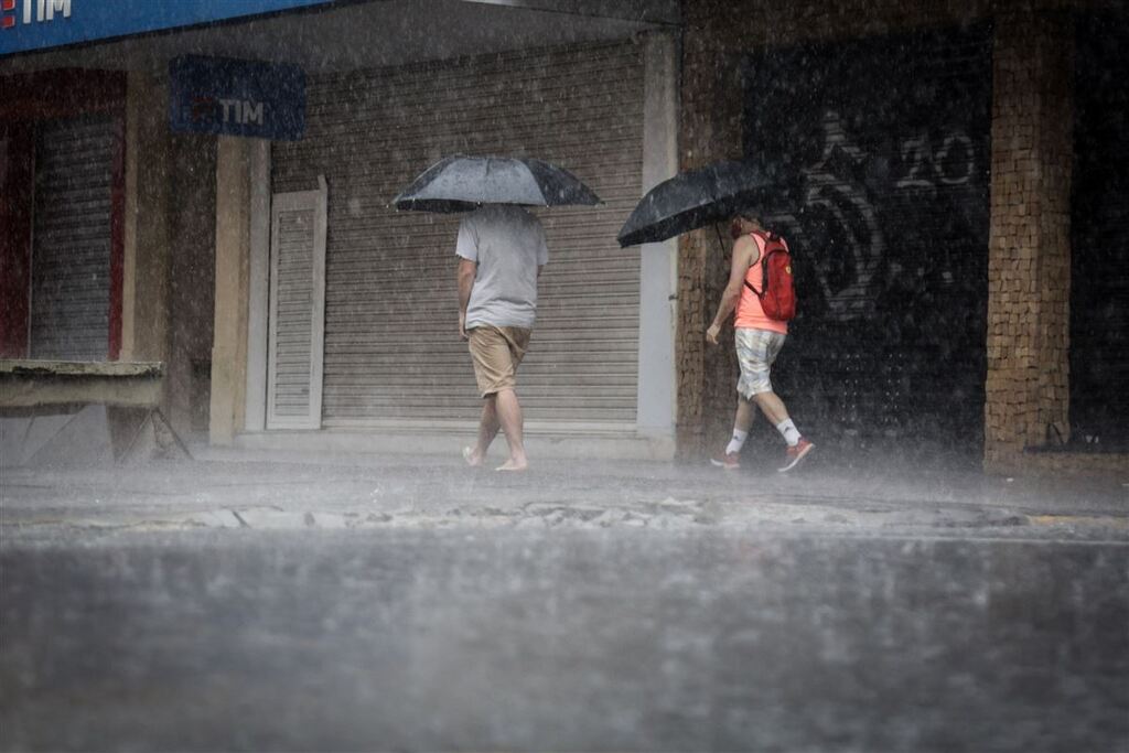 Março iniciará com pancadas de chuva e ar abafado