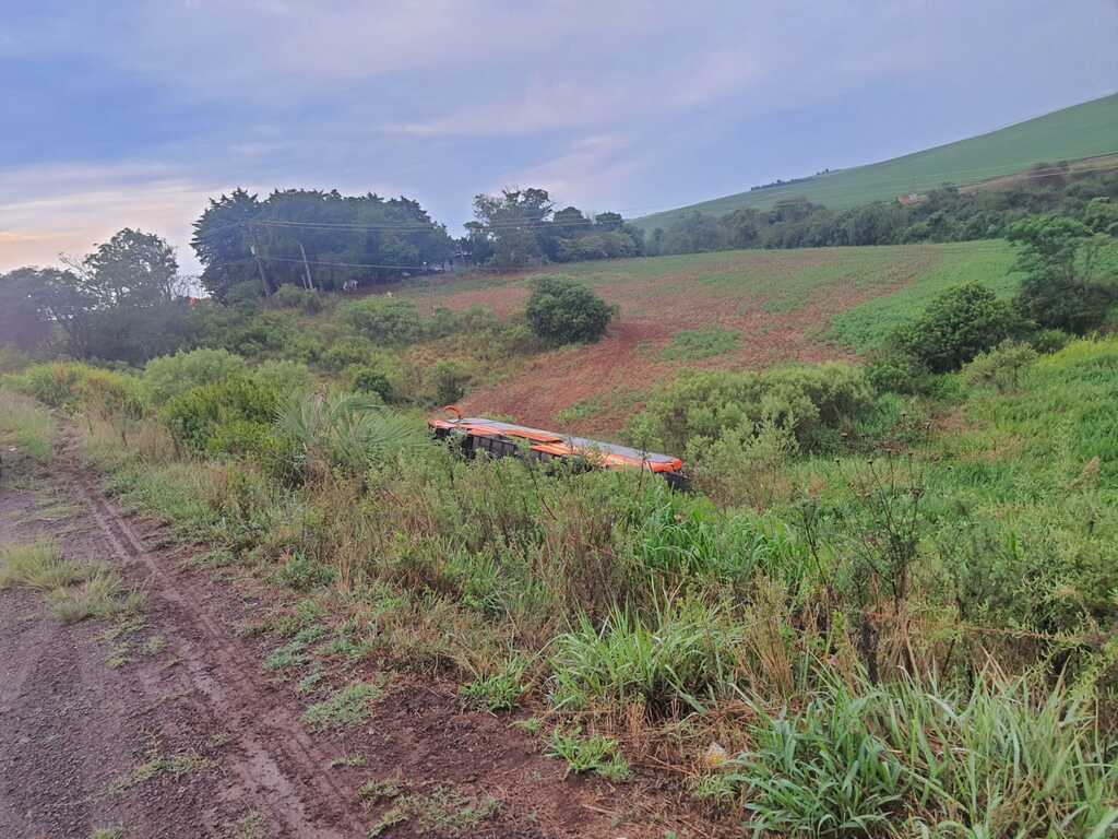 Ônibus com excursão de Santa Maria tomba em Cruz Alta e duas pessoas ficam gravemente feridas