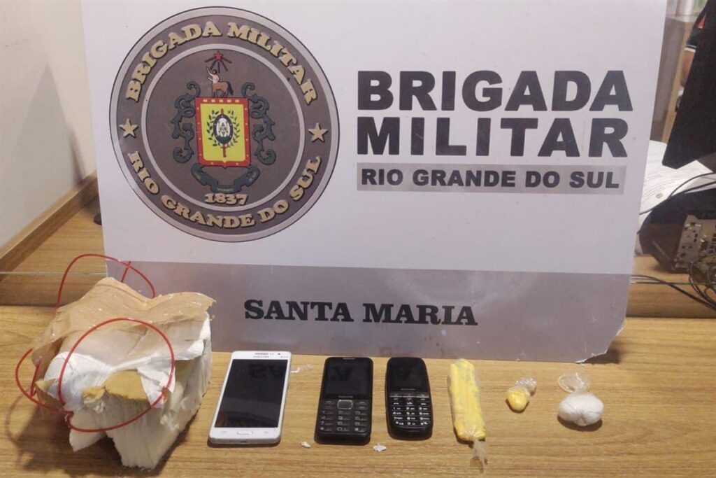 Arremesso de drogas: jovem com tornozeleira eletrônica é preso ao tentar atirar drogas para dentro de presídio