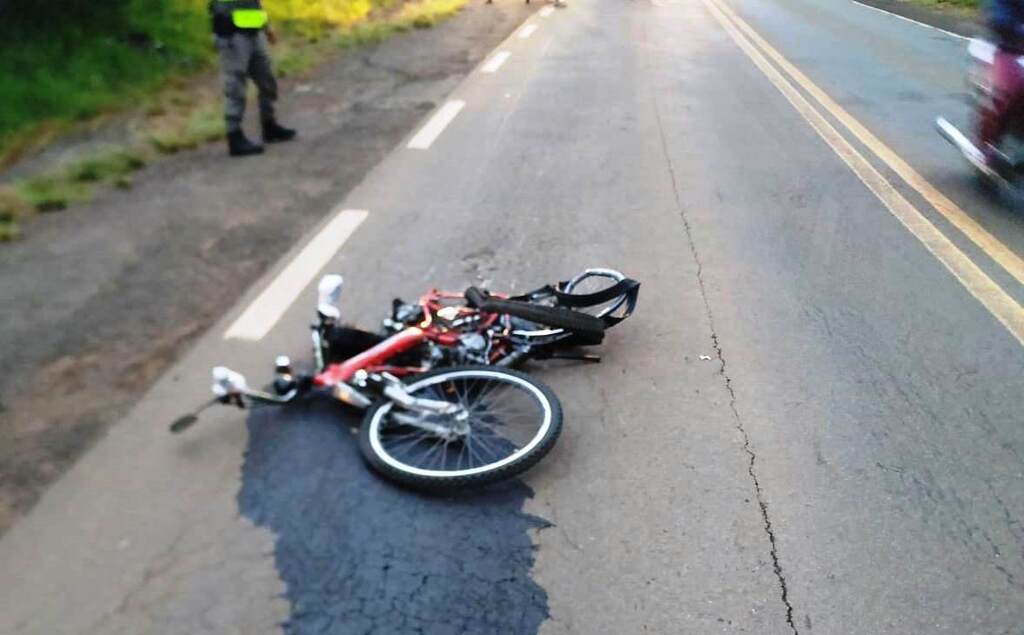 Ciclista de 71 anos morre atropelado por caminhão e tem corpo arremessado na BR-287