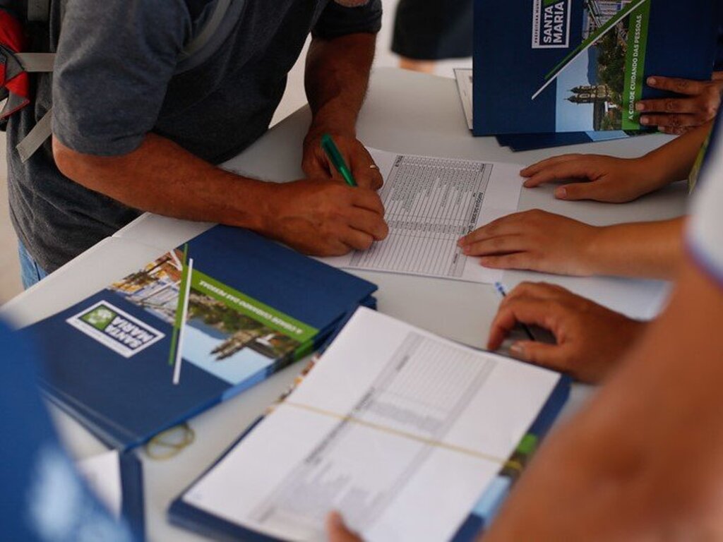 Secretaria de Habitação e Regularização Fundiária entrega 35 matrículas de terrenos no loteamento Paróquia das Dores