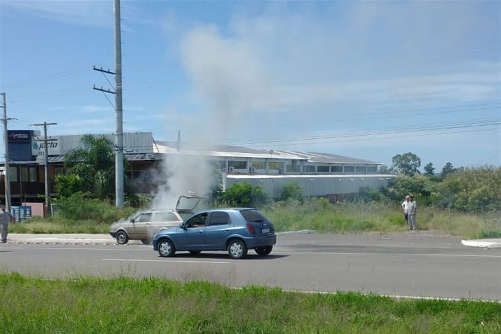 Carro pega fogo na BR-158