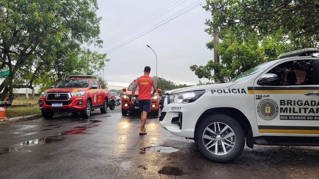 Torres: buscas por jovem desaparecido após queda da ponte pênsil são realizadas no mar