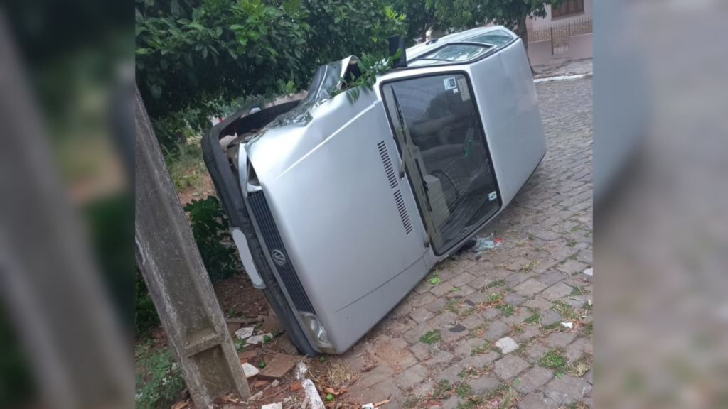 Na manhã de carnaval, veículo amanhece tombado e abandonado em Restinga Sêca