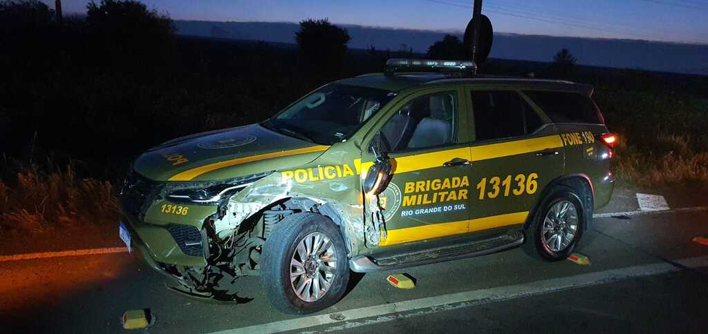 Motorista embriagado colide contra viatura da polícia na BR-392 em São Sepé