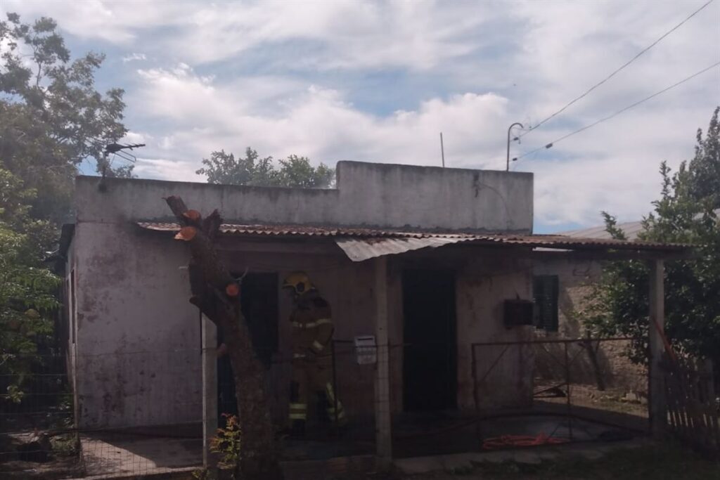 Casa é consumida pelo fogo em Rosário do Sul