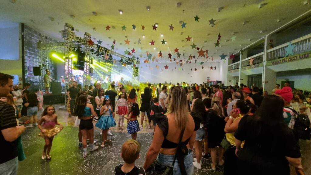 Folia para as crianças agita o domingo de Carnaval nos clubes em Santa Maria