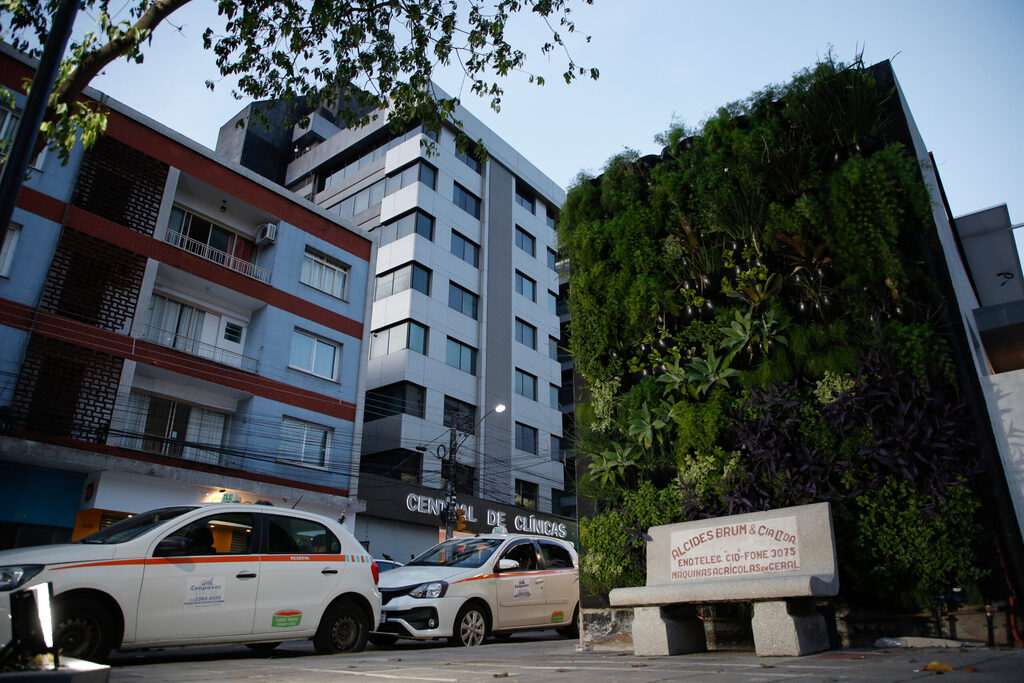 Novo espaço para taxistas é inaugurado na Praça Dr. Astrogildo de Azevedo