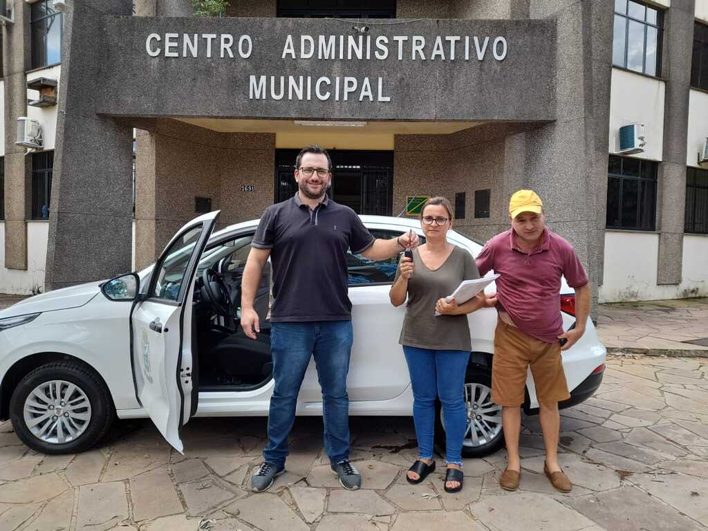 Pinhal Grande adquire carro 0 Km para Secretaria de Assistência Social