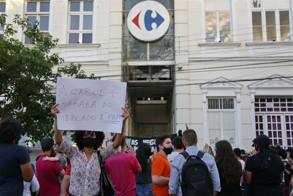 Após caso de racismo, Carrefour financia nove bolsas de estudos para pessoas negras em instituições de ensino de Santa Maria