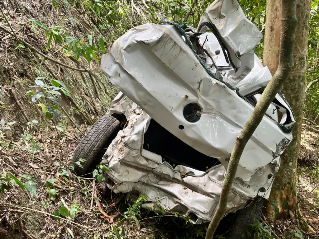 Homem atropela mulher, estupra ela com as mãos amarradas e joga carro de penhasco em Santa Maria do Herval