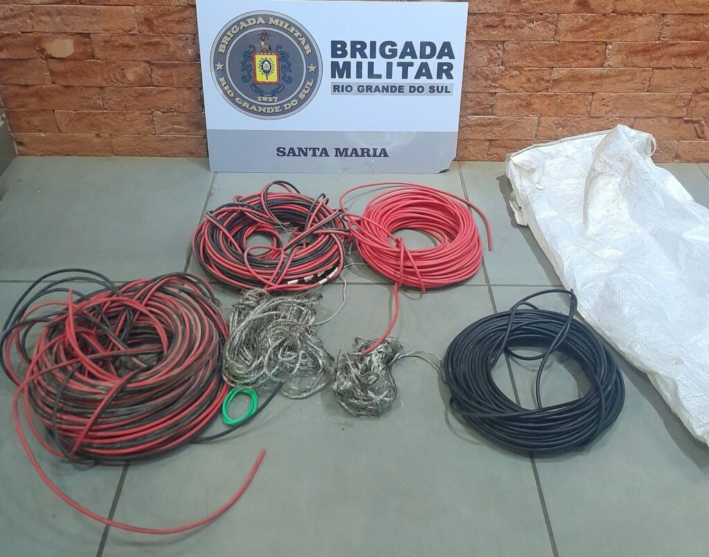 Adolescente é flagrado dirigindo e com mais de 10kg de fios de luz dentro de carro