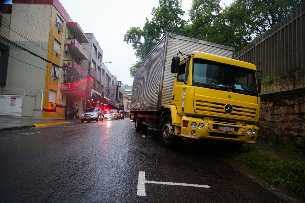 Caminhão desgovernado colide contra 4 veículos na Rua Doutor Bozano
