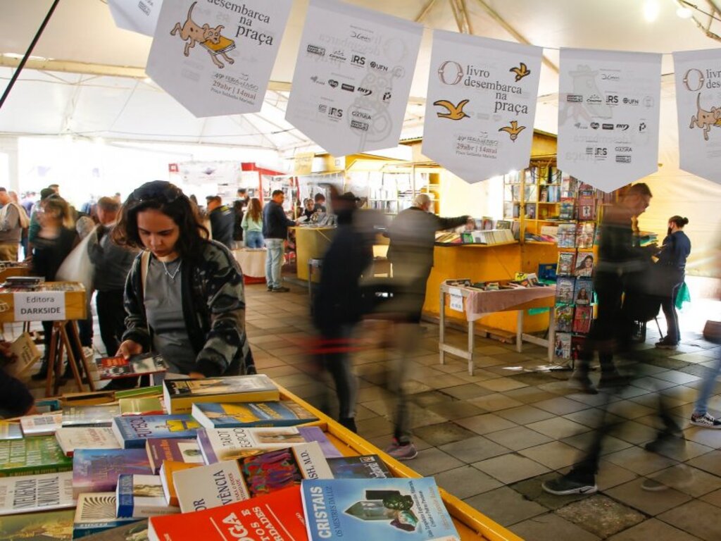 50ª Feira do Livro ocorre de 28 de abril a 13 de maio na Praça Saldanha Marinho
