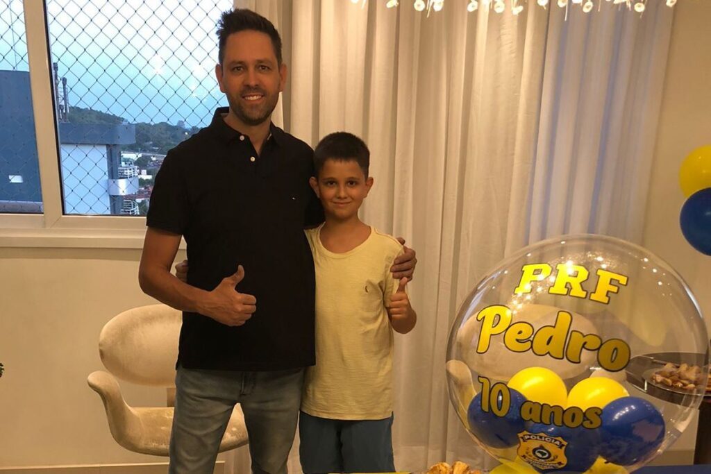 Menino fã da PRF recebe visita de policiais no dia do aniversário