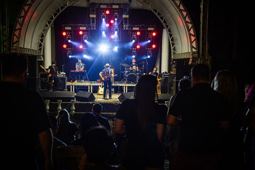 Banda Vera Loca anima público durante show em Itaara