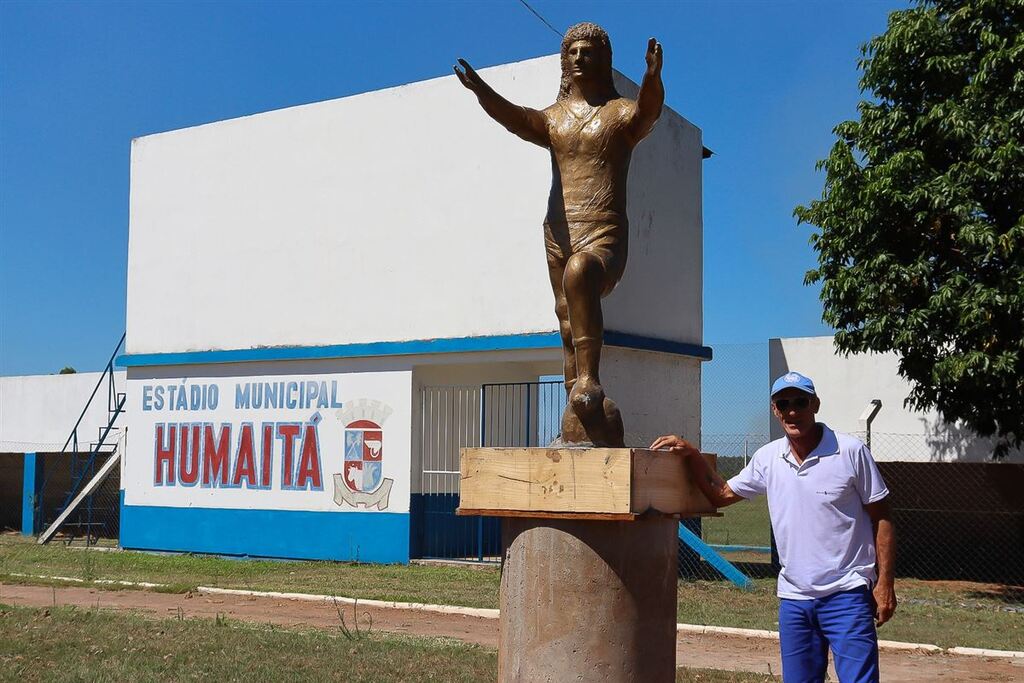 Ex-atacante Alex Rossi ganha estátua em Cacequi