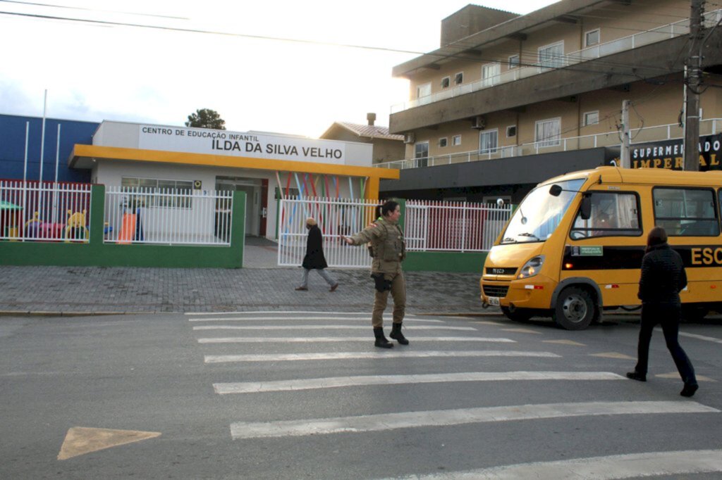Trânsito próximo à escola infantil preocupa pais e moradores no bairro Santa Catarina