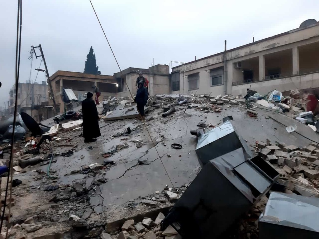 Terremoto na Turquia deixa mais de 2 mil pessoas mortas