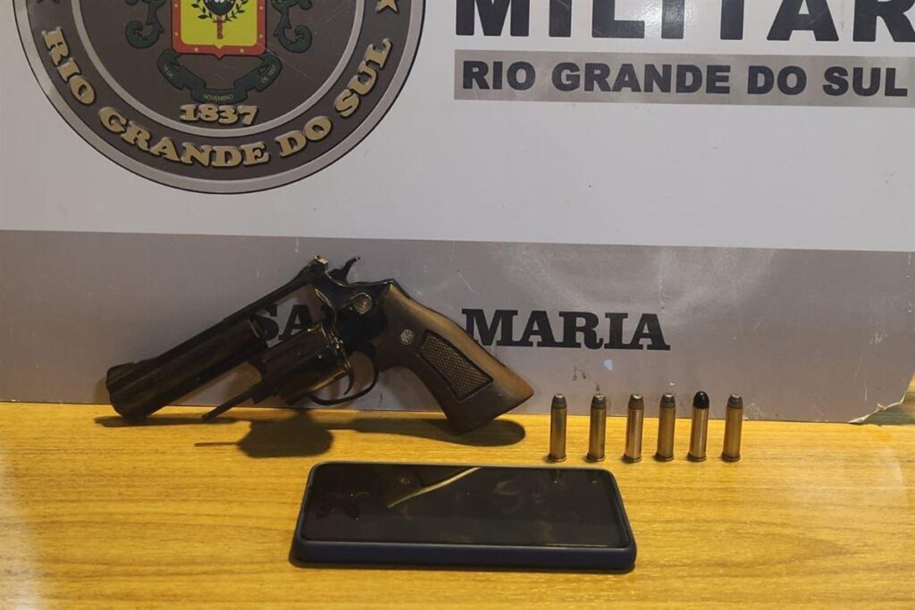 Jovem é preso com arma após ameaçar frequentadores de bar em Santa Maria