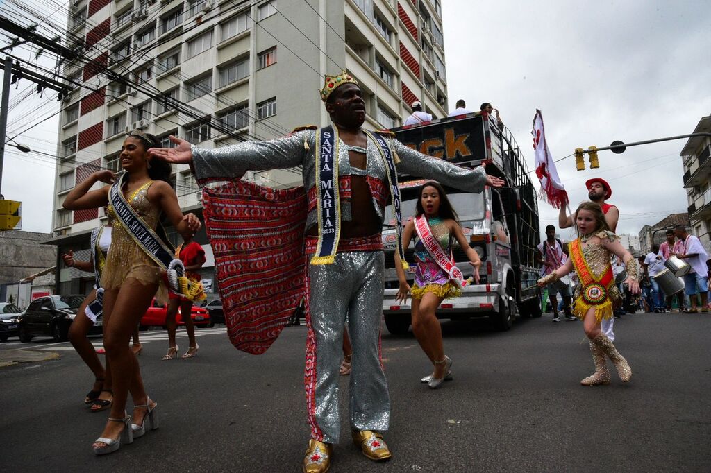 Desfile de escola de samba marca o lançamento do Liquida Santa Maria