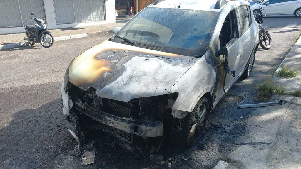 Carro em que estavam pai e filho pega fogo em rua da região central de Santa Maria