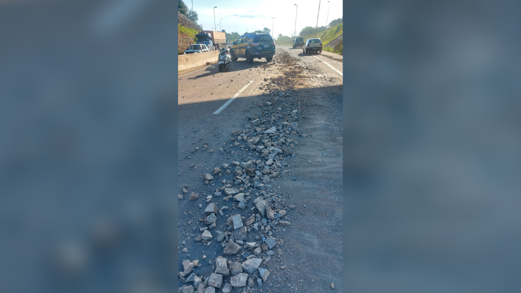 Após derramamento de carga de pedras, PRF atende queda de motociclista em Santa Maria