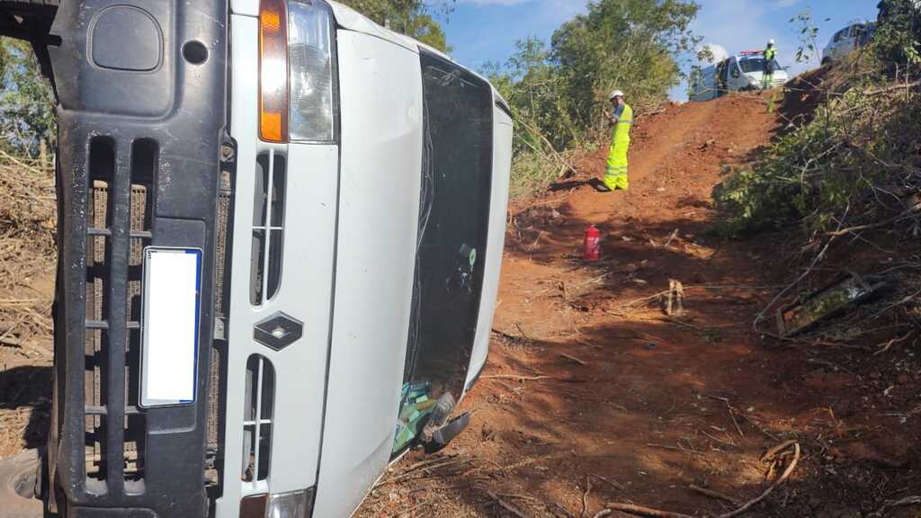 Van com cinco pessoas cai em barranco e idosa fica ferida na RSC-287