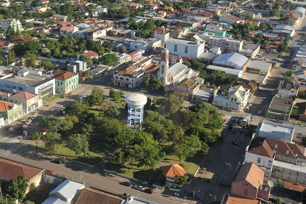 Adolescente é ferida com golpes de facão no pescoço em praça de São Pedro do Sul