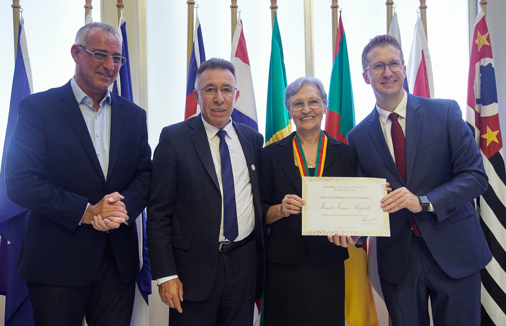 Irmã Iraní Rupolo, reitora da UFN, recebe Medalha do Mérito Farroupilha na ALRS em Porto Alegre