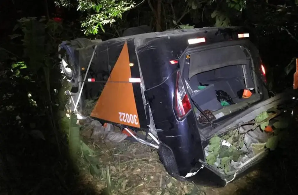 Ônibus com time de futebol juvenil cai de ponte e deixa mortos e feridos na BR-116