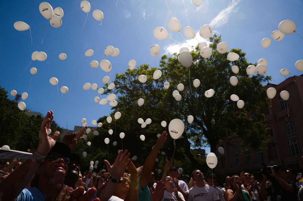 Balões no céu de Santa Maria são soltos para homenagear as 242 vítimas da tragédia