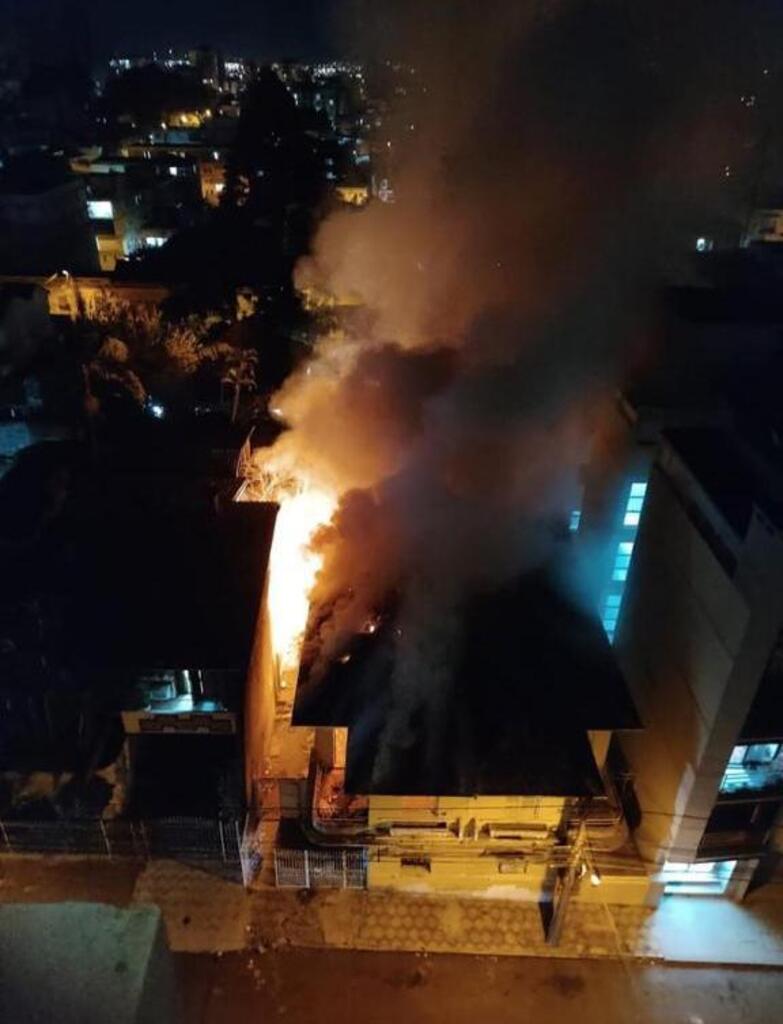 Sobrado de dois andares pega fogo no centro de Santa Maria e desaba